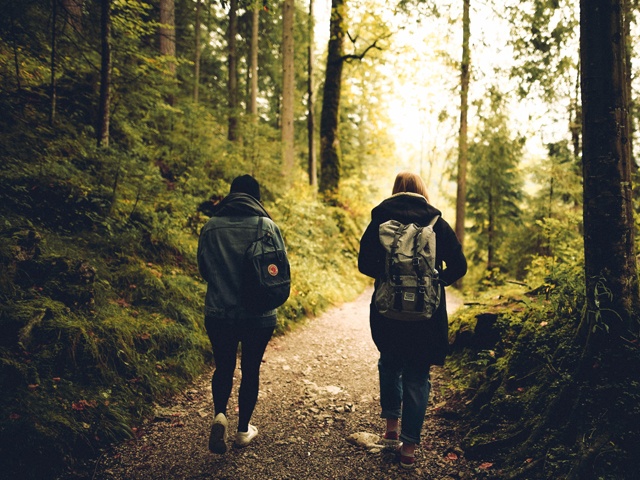 Två personer som går tillsammans ute i skogen