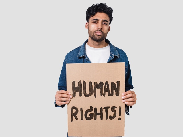 Bilden visar en man som håller i en skylt med texten "Human Rights!" : "Mänskliga Rättigheter!"