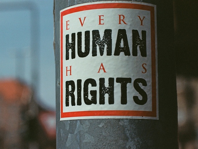 Bilden visar ett klistermärke med texten "Every human has rights" : Varje människa har rättigheter