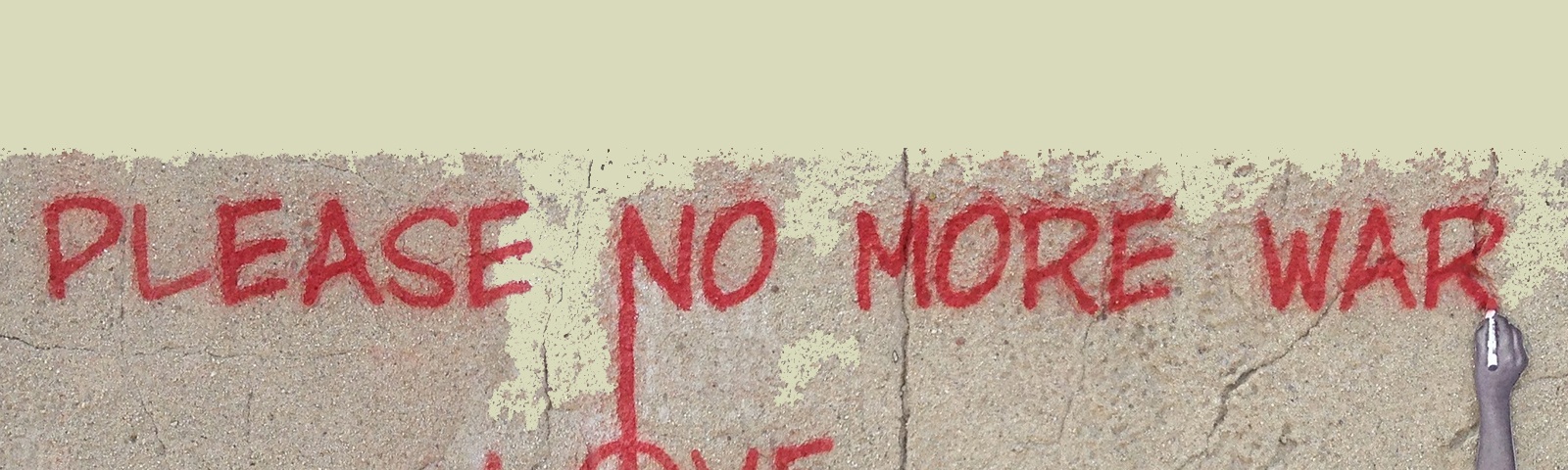 Bilden visar en vägg med röd grafitti med texten Please no more war- love