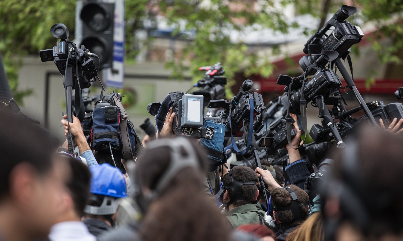 Förklara demokrati: bild av folksamling med press och kameror