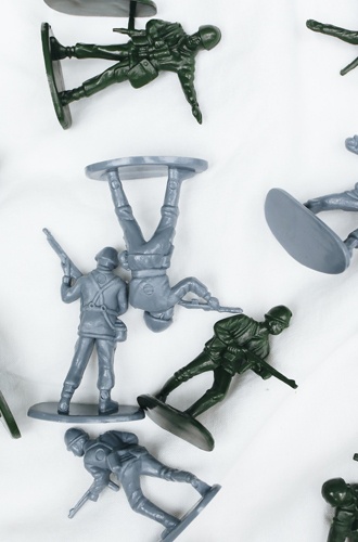 Bilden visar ett antal leksak militärsoldater som ligger bredvid varandra