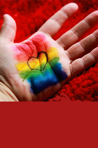 Bilden visar en hand där en regnbågsflagga är målad med ett hjärta i