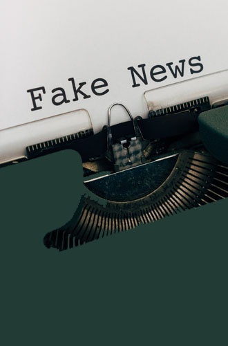 Bilden visar en skrivmaskin där det står "Fake News"